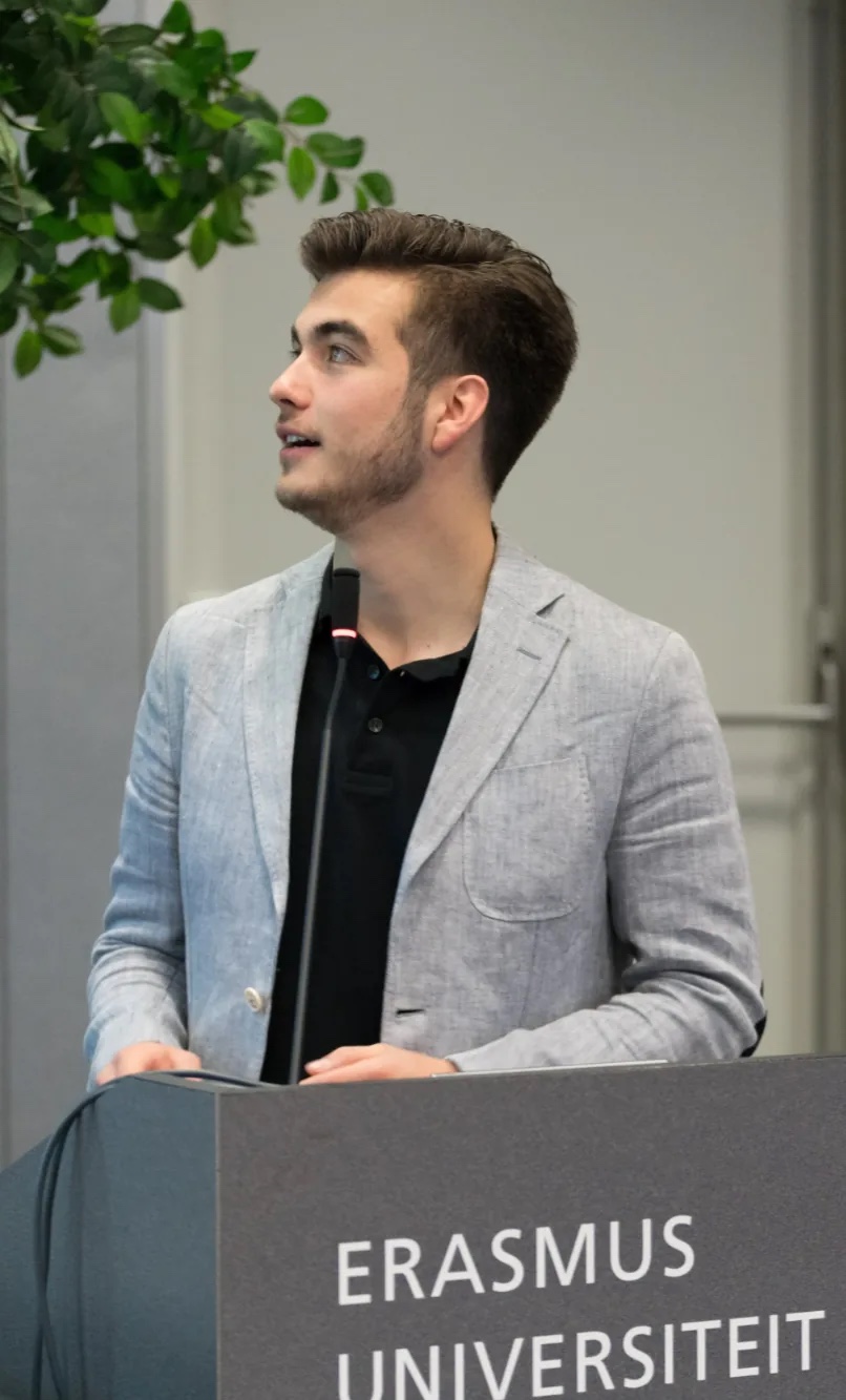 Magnus van Haaren speaking at an Erasmus University lectern