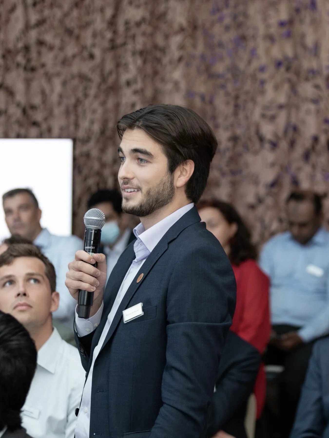 Magnus van Haaren asking a question with a handheld microphone